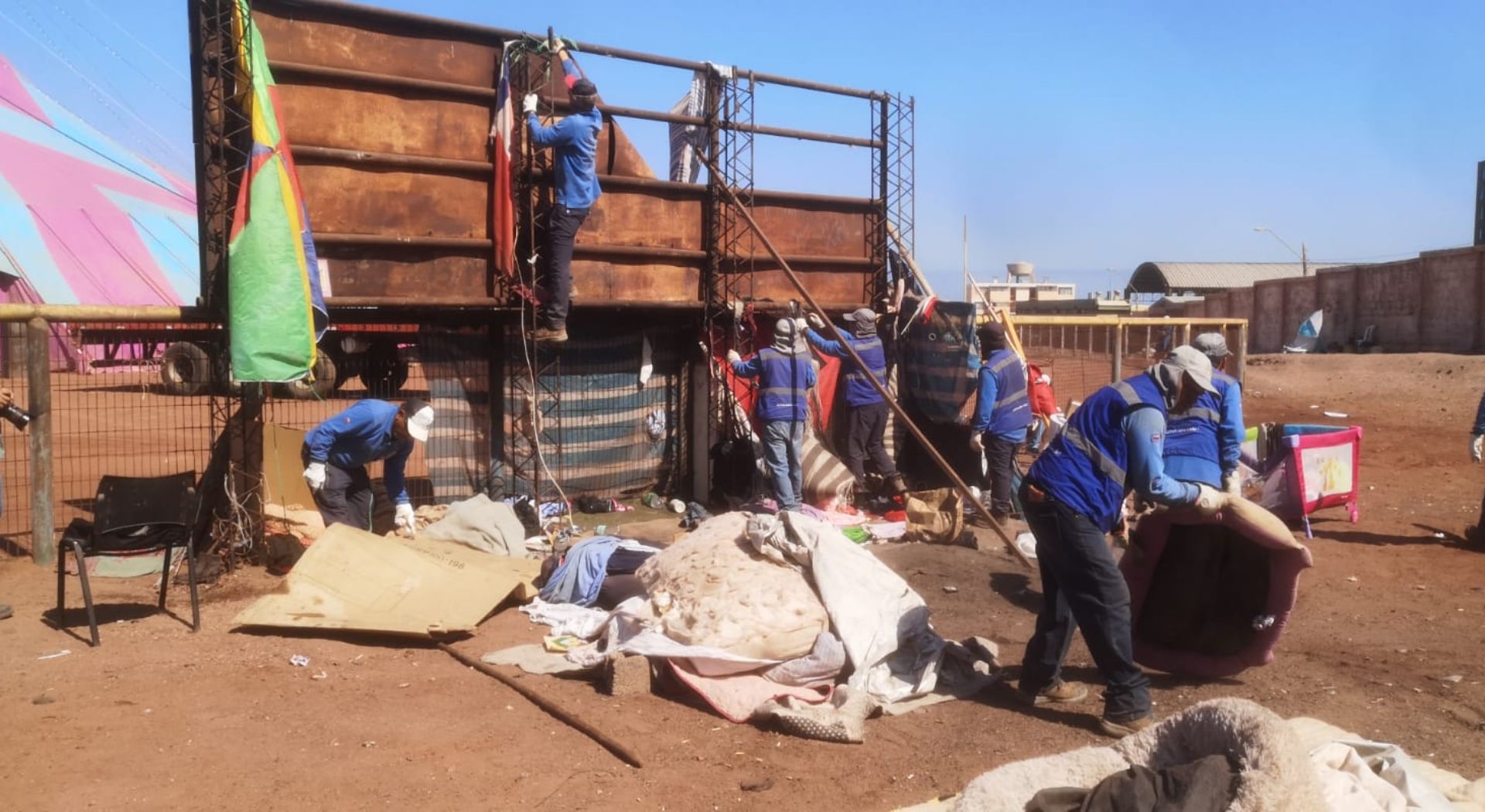 Retiran 30 toneladas de basura tras desalojo de rucos en Antofagasta ...